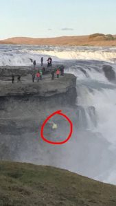 Turista rischia la vita per un selfie alla cascata Gullfoss in Islanda 1 Turista rischia la vita per un selfie alla cascata Gullfoss in Islanda