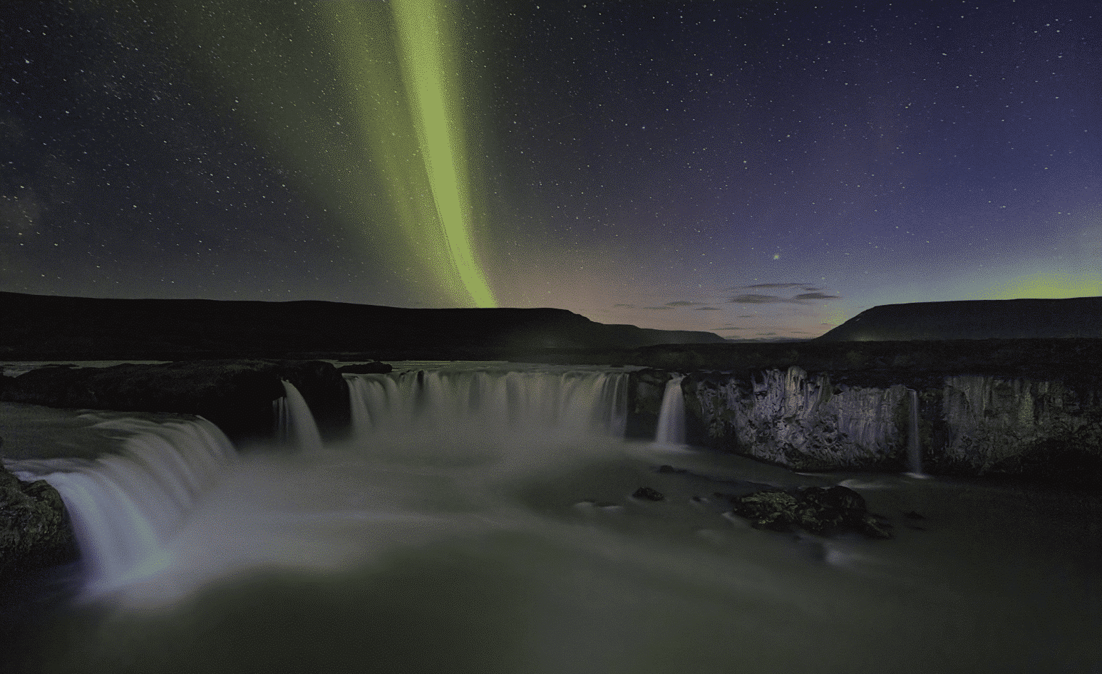 Camper & Motorhome Rental Iceland | The Adventure Menu 4 Luftküsse am Himmel