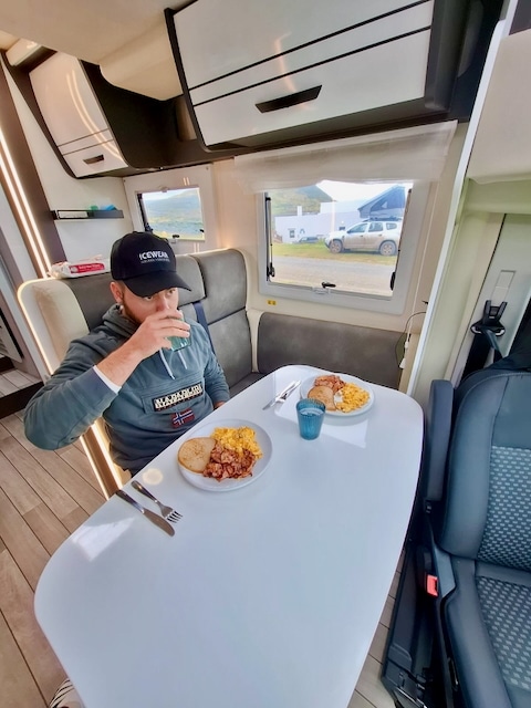 Libertà su quattro ruote - Un viaggio senza precedenti 🚐🇮🇸🌋❄️🏔️ 1 Colazione Camper 4 SIF